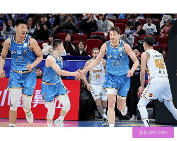 CBA北京男篮迎战青岛队季后赛席位争夺焦点之夜攻防对决引爆全场 CBA北京男篮迎战青岛队季后赛席位争夺焦点之夜攻防对决引爆全场